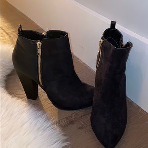 Black booties with double zipper